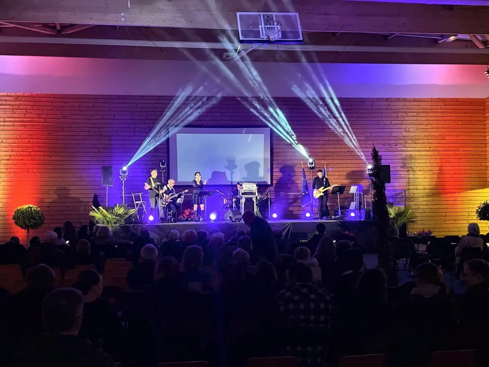 Gala en salle comble : concert sur scène et faisceaux au plafond