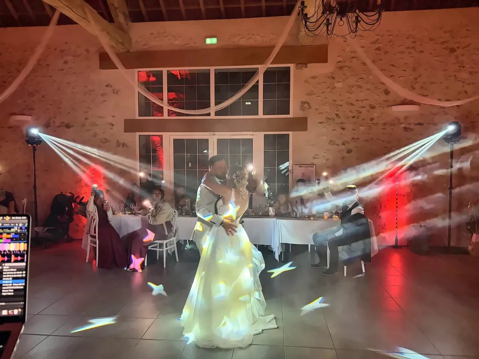 Première danse des mariés sous les faisceaux et les gobos lumineux