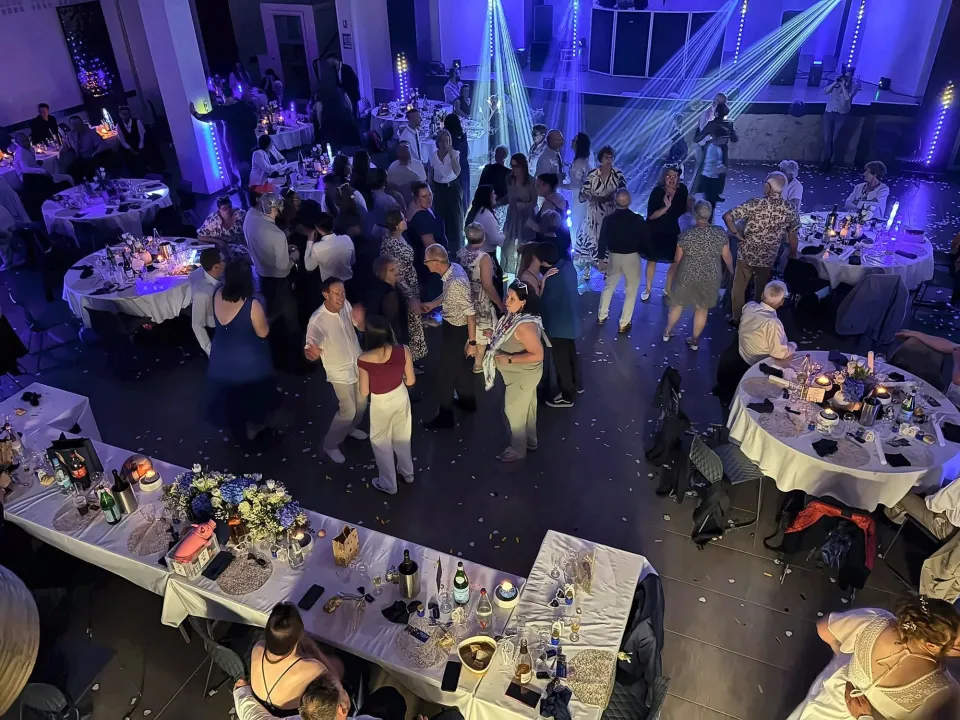 Piste de danse pleine vue d'en haut, au milieu des tables de réception