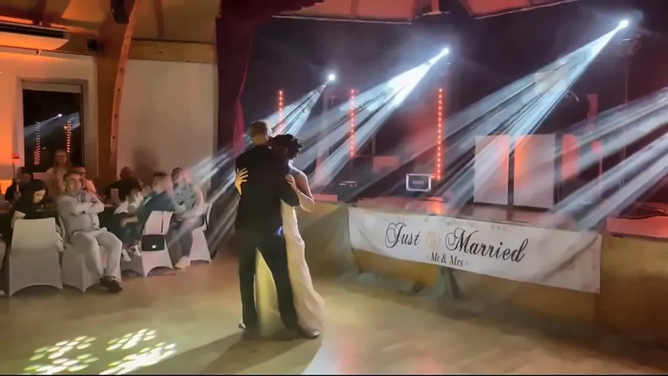 Ouverture de bal devant la banderole Just Married